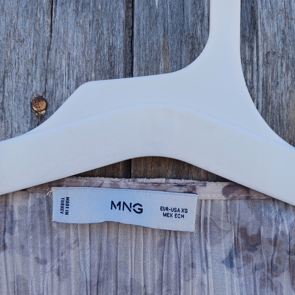 Mango Floral Print Plisse Pleated Peplum Blouse Womens Sz XS V-neck Semi Sheer - Picture 7 of 9